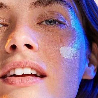 avene female model